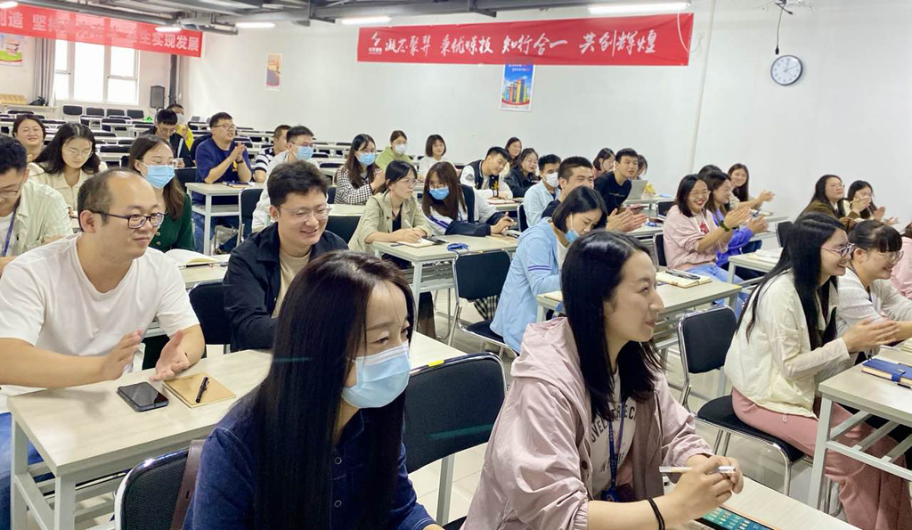 The first English training course of Huayi Microelectronics officially started