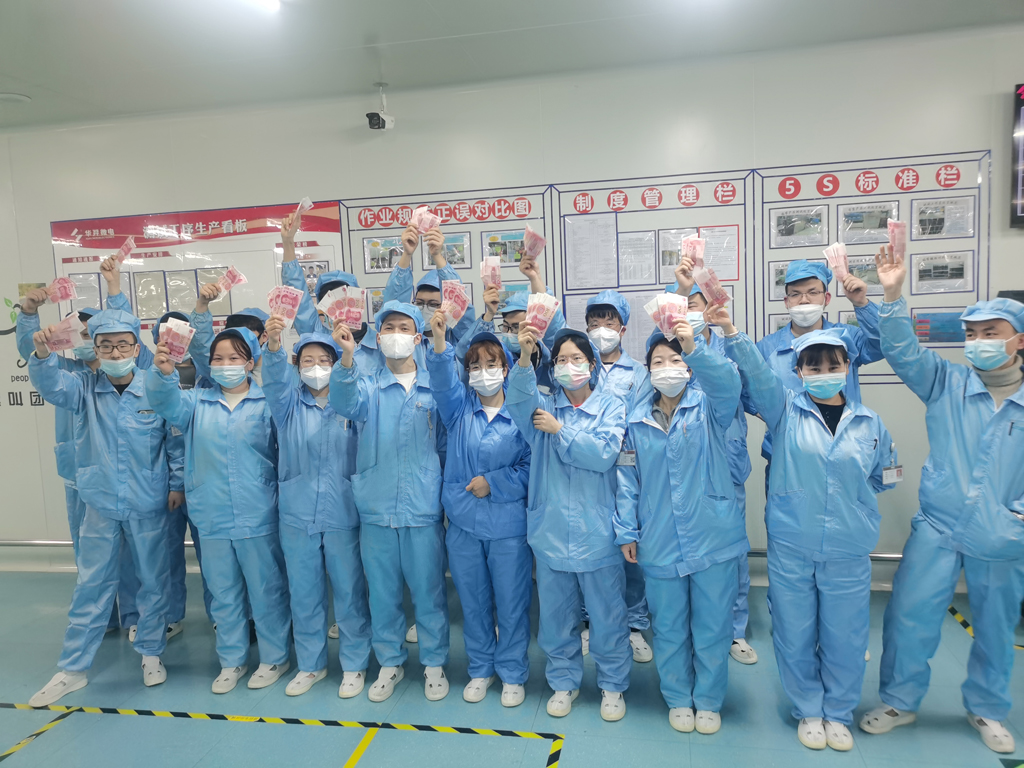 ks凯时微电经营班子为员工发放“开年红包”
