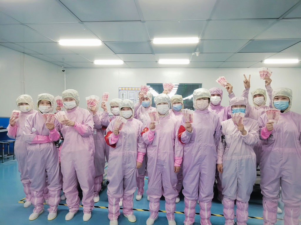 ks凯时微电经营班子为员工发放“开年红包”