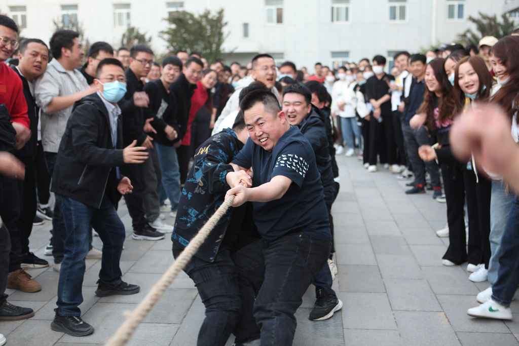 ks凯时微电举办迎“五一”员工拔河比赛